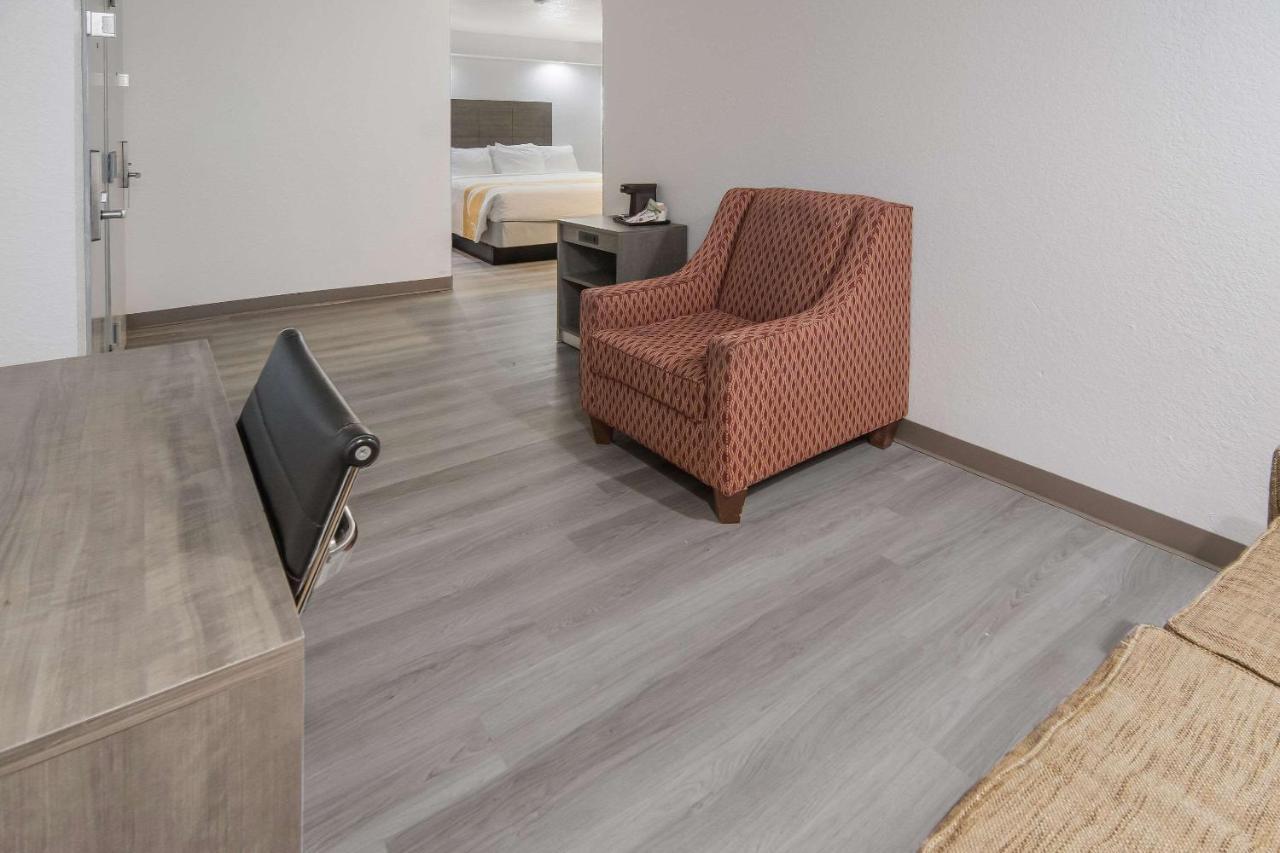 Quality Inn & Suites Richardson-Dallas ภายนอก รูปภาพ